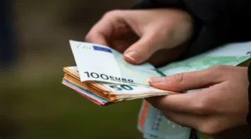 قفزة تاريخية لليورو.. العملة الأوروبية تقترب من تحقيق أفضل أداء سنوي منذ سنوات